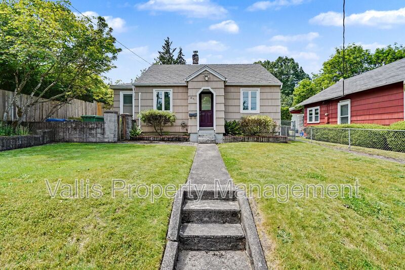 Salem House: 2151 Winter Street Southeast