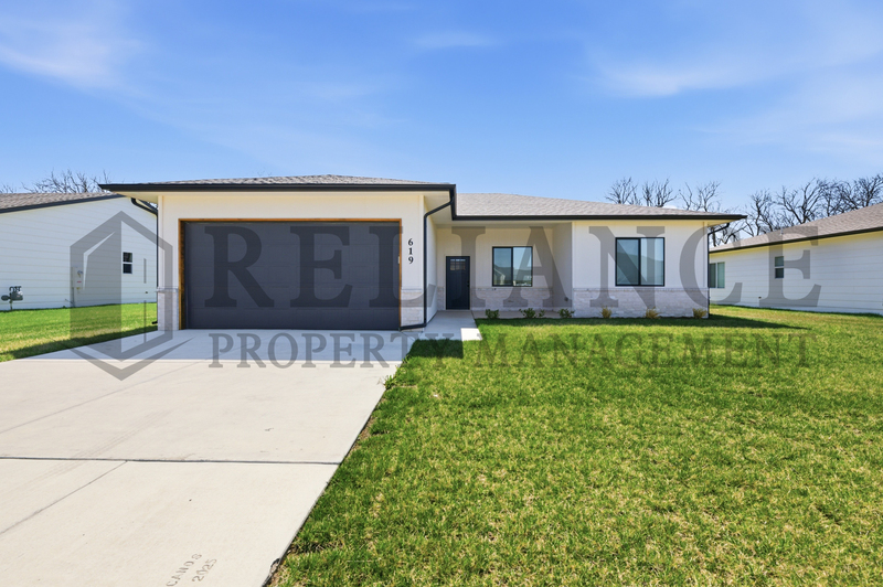 Valley Center House: 525 E Elmwood St