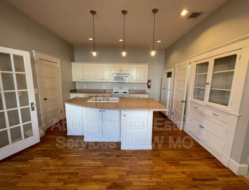 Springfield Condo: 769 S South