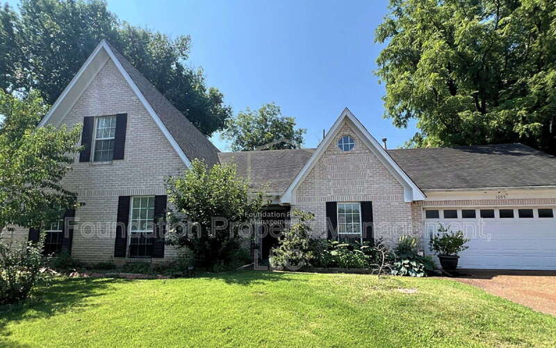 Southaven House: 1095 Carriage Drive South