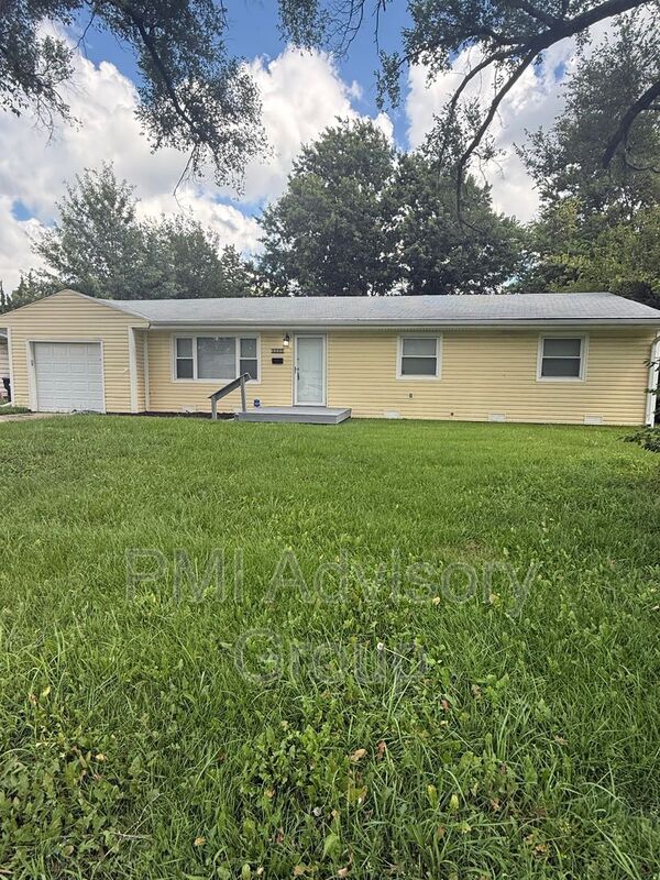 Topeka House: 1220 SW 31st Ter