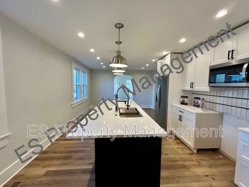 Beautiful and Spacious 4 Bedroom, 2.5 Bathroom home.  - Photo 8