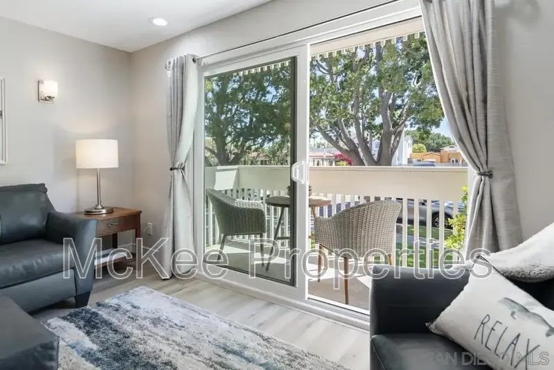 Coronado House: 516 E Avenue