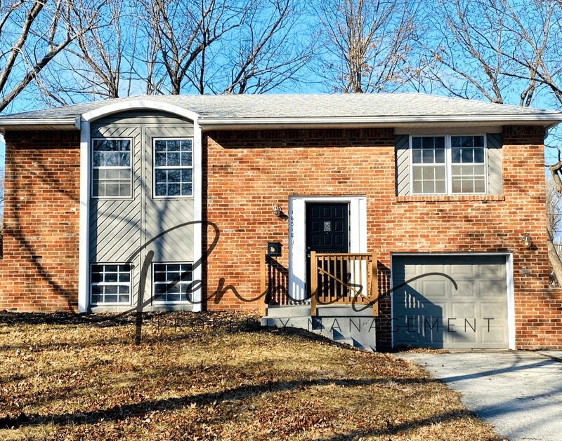 INDEPENDENCE House: 16518 E 35TH ST