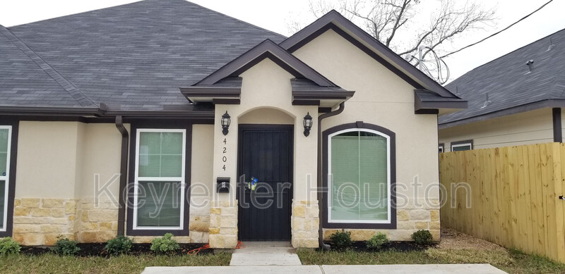 Houston House: 4204 Stassen St