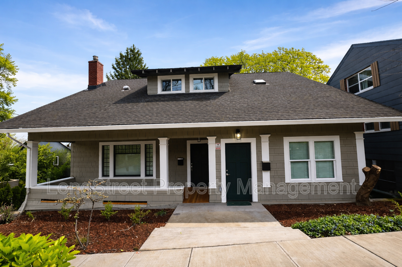 Portland House: 3922 S Water Ave