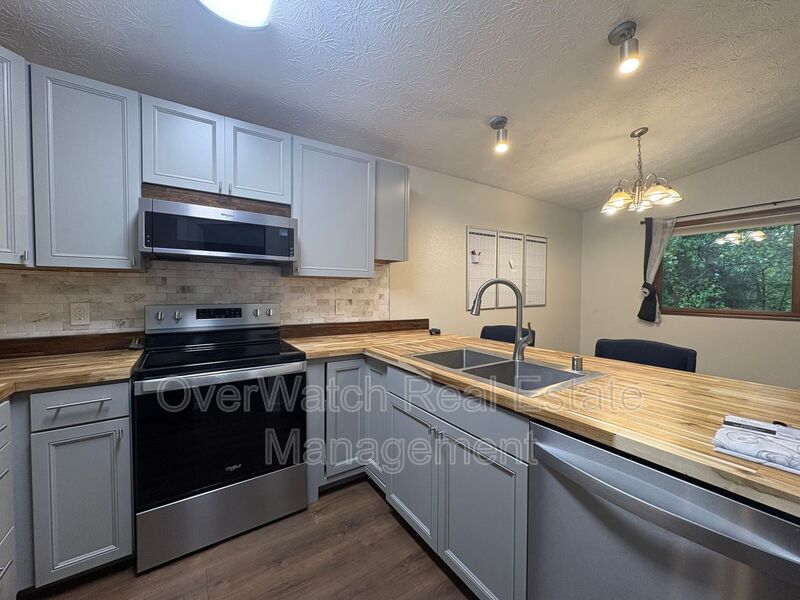 Anchorage House: 7641 Delridge Circle
