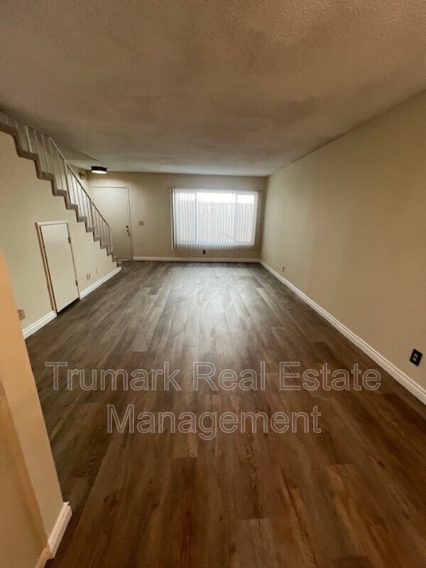 Montrose Townhome: 2713 Montrose Ave