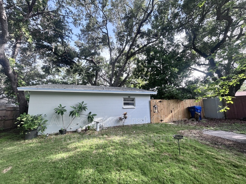 Largo House: 613 1st Ave NE