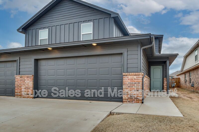 Yukon House: 10810 NW 119th Place