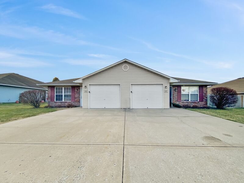 Grain Valley House: 405 NW Woodbury Dr