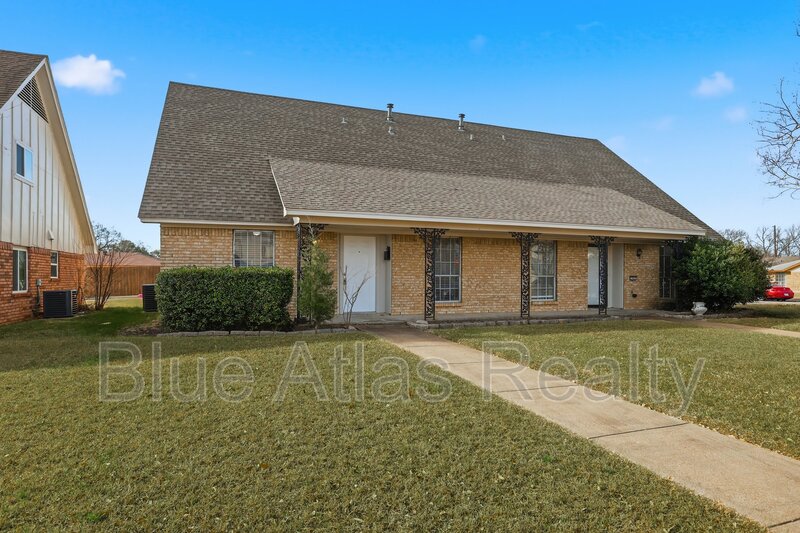 Duncanville Townhome: 704 Skyline Drive
