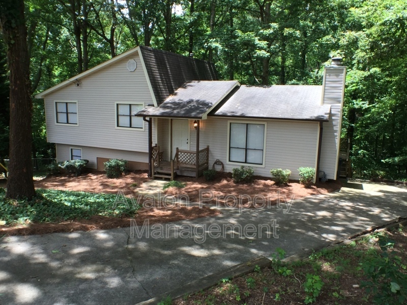 Kennesaw House: 5040 Woodland Drive NW