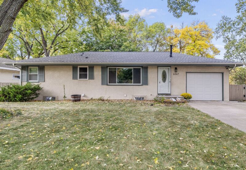 Maple Grove House: 6367 Zinnia Lane N