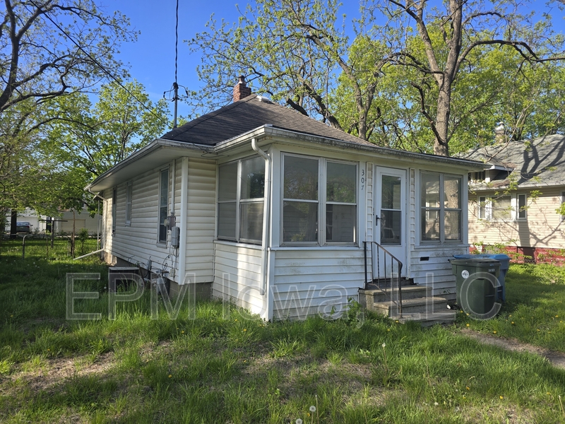 Waterloo House: 307 Riehl Street