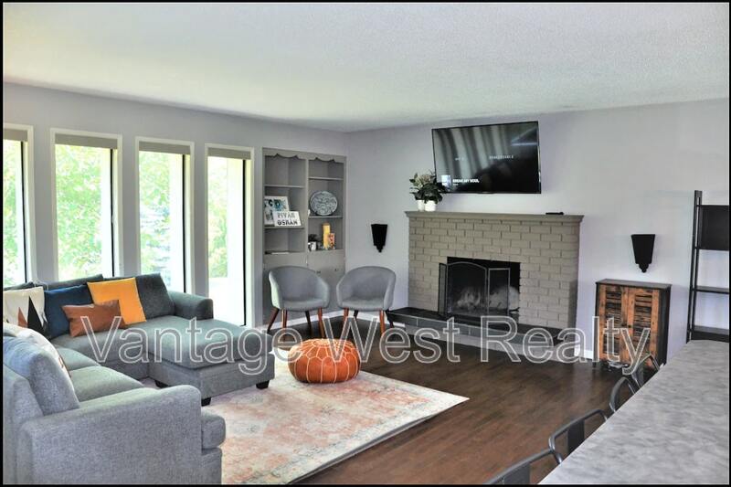 Kelowna House: 4279 Lakeshore Rd