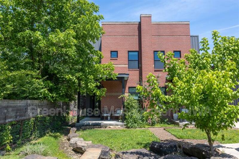 Fayetteville House: 808 S Locust Ave