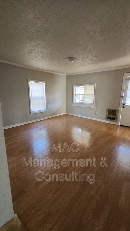 Gainesboro House: 311 S Mark Twain St.