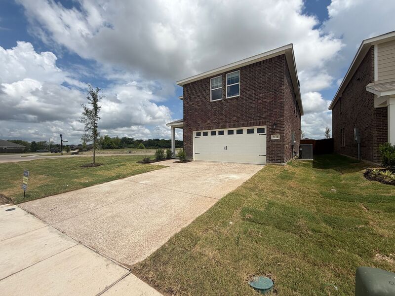 Melissa House: 2210 Meadow Park Dr