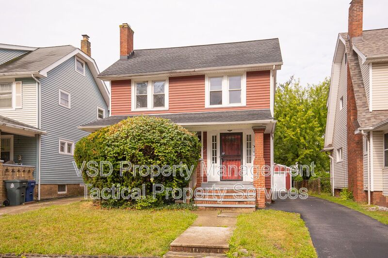 Cleveland Hts House: 860 Clarence Rd