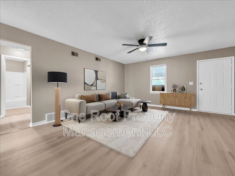 Harrisonville House: 1911 Chateau Dr