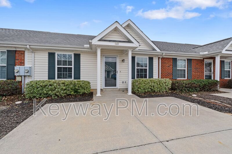 Evans Townhome: 669 Brook Trail