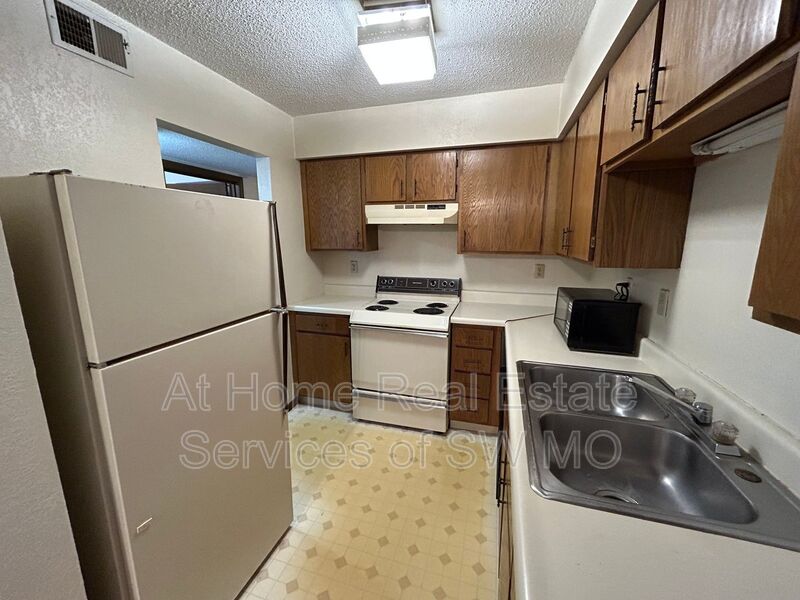 Springfield Condo: 1947 S Ingram Mill Rd