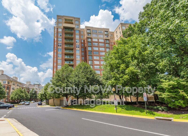 RESTON Condo: 11776 Stratford House Place