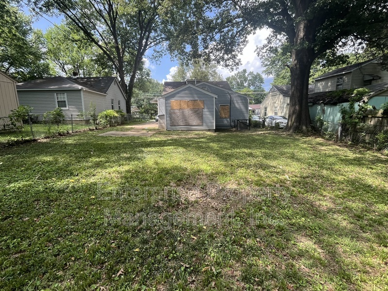 Photo 3 of 2447 Twain Ave