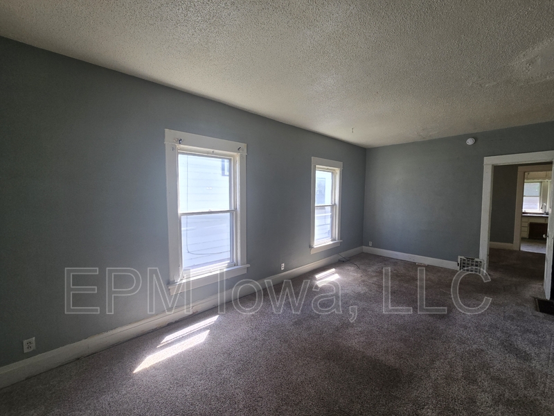 Waterloo House: 408 Locust St