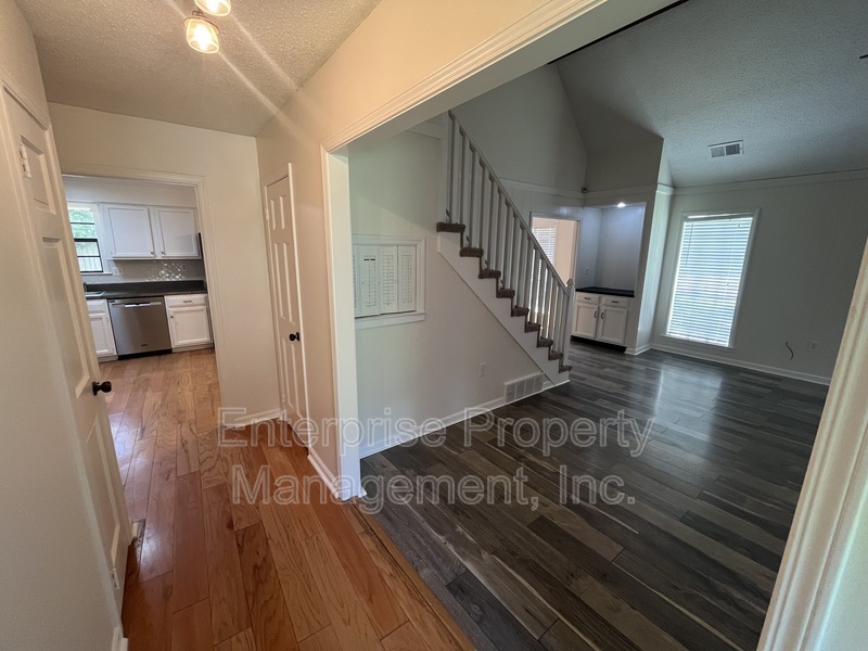 Photo 4 of 9161 Gainsborough Dr