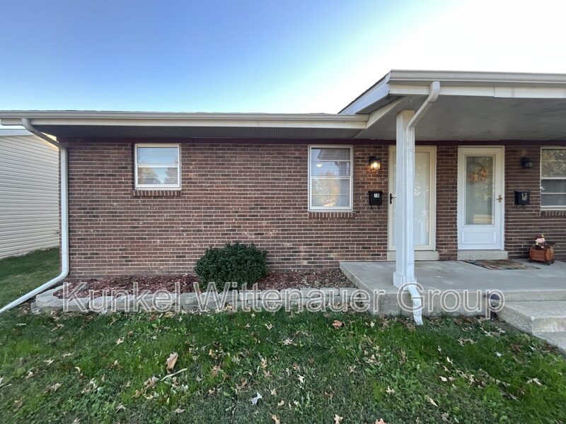 Millstadt Condo: 10 Blackburn Manor