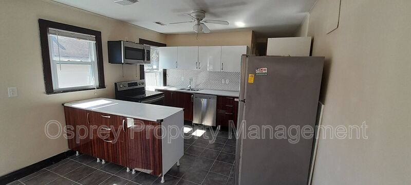 RECENTLY UPDATED 3 BEDROOM 3 BATH GREAT FOR FAMILY AVAILABLE IMMEDIATELY - Photo 3
