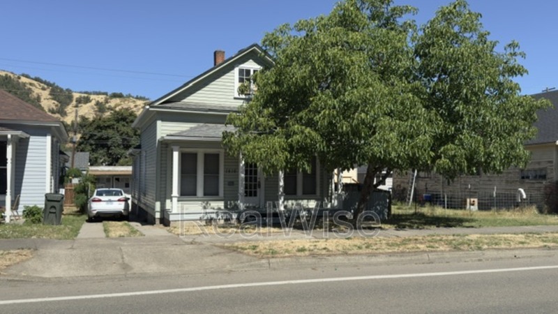 Roseburg House: 1416 SE Pine St