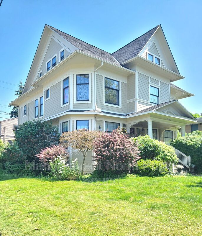 Everett House: 2301 Rucker Ave