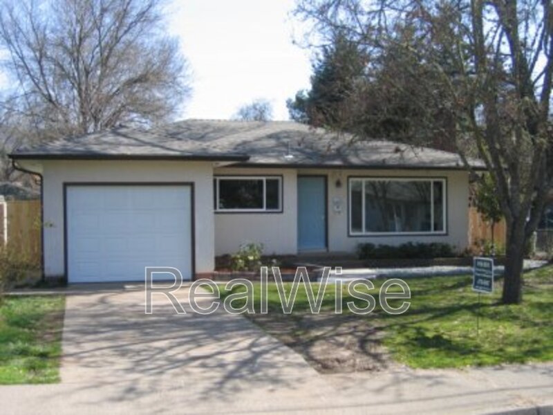 Grants Pass House: 443 NE Baker Dr
