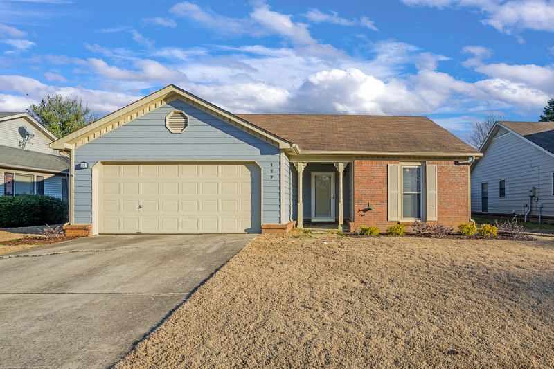 Huntsville House: 127 Hollington Drive Northeast