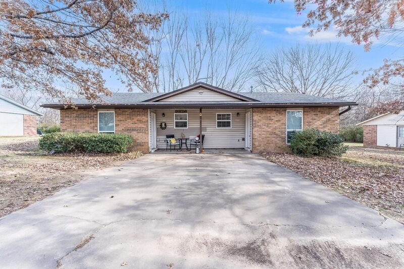 Fayetteville House: 2316-2318 Raven Ln