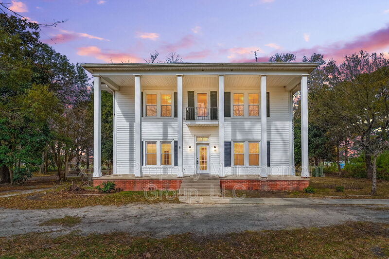 Spacious 4-Bed Retreat with 2.5 Baths at 409 Meadow Rd, Lumberton - Your Home Awaits!