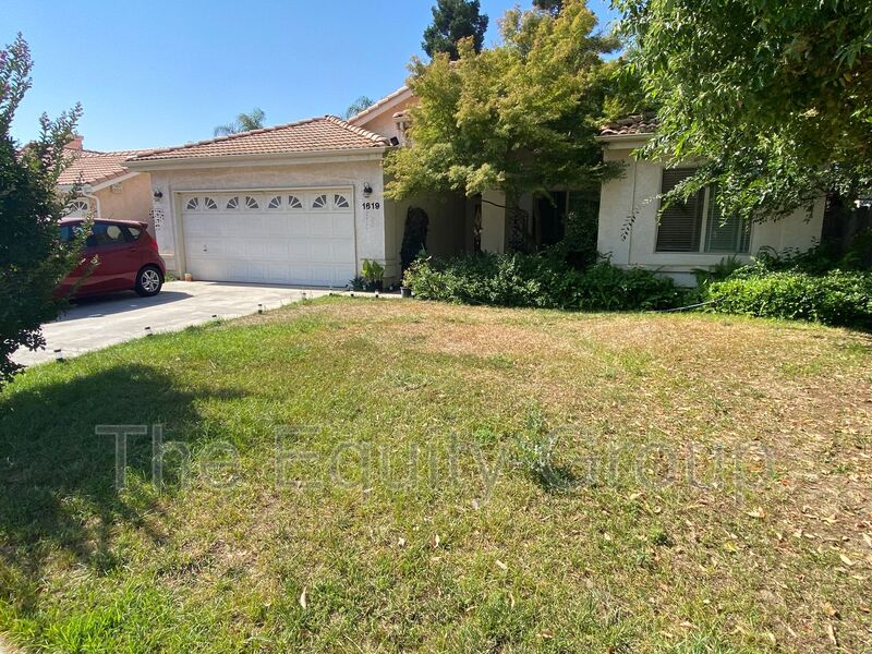 Visalia House: 1619 East Parkview Ave