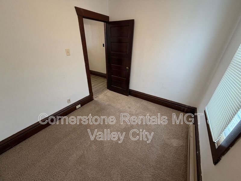 Valley City House: 324 6th Ave SW