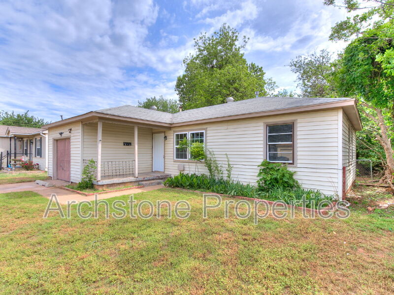 Del City House: 2312 Mustang Dr.