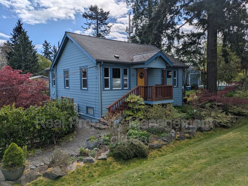 Seattle House: 517 N 97th St