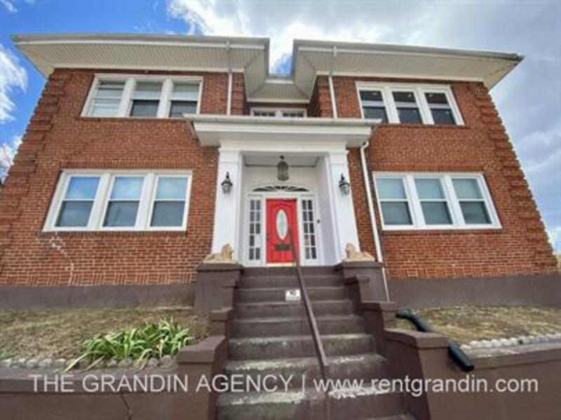 Roanoke House: 202 Elm Avenue SW