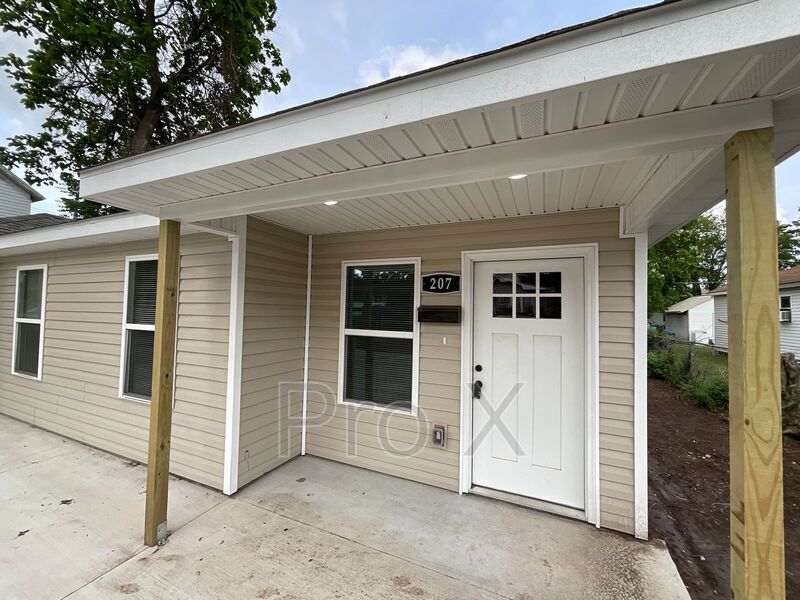 Joplin House: 207 S Byers