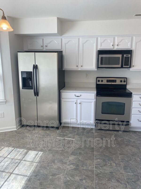 SPACIOUS 3 BEDROOM SINGLE FAMILY HOME CLOSE TO MILITARY BASES AND NOFOLK PREMIUM OUTLETS. RENT SPECIAL first month 1/2 off if you sign by 11/24 AVAILABLE IMMEDIATELY!!!! - Slider navigation 3