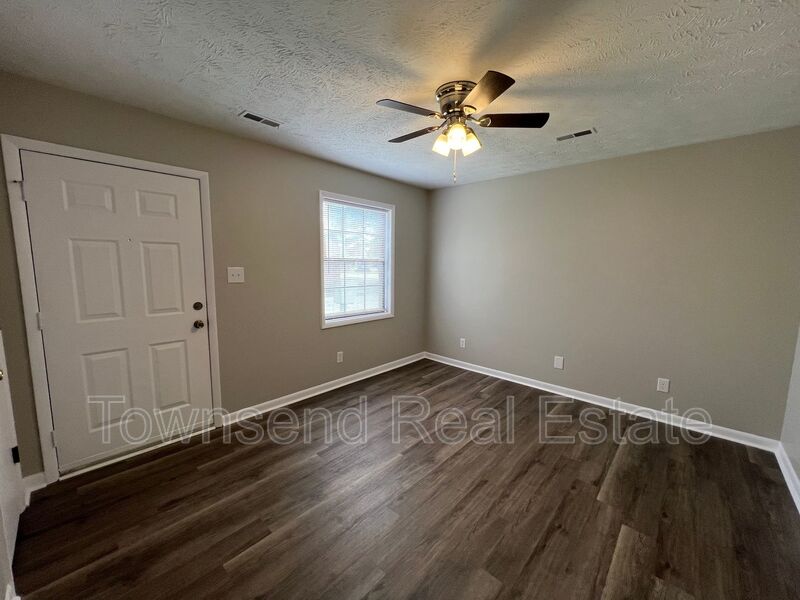 Fayetteville House: 1437C Ireland Dr