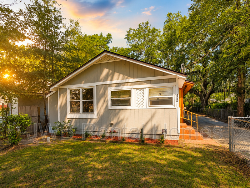 Jacksonville House: 455 58th St W