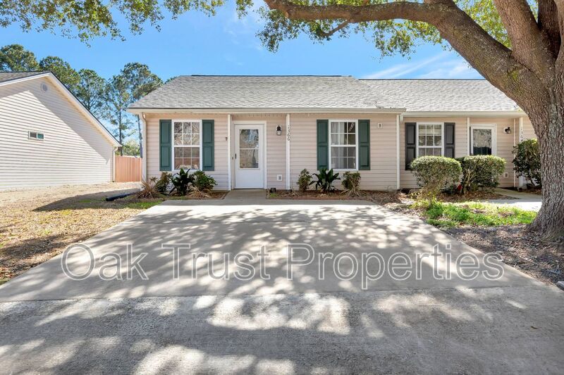 Charleston House: 1366 Pinnacle Lane