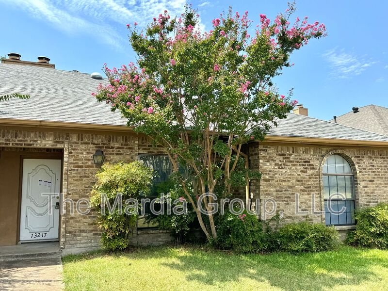 Dallas House: 13217 Fall Manor Dr